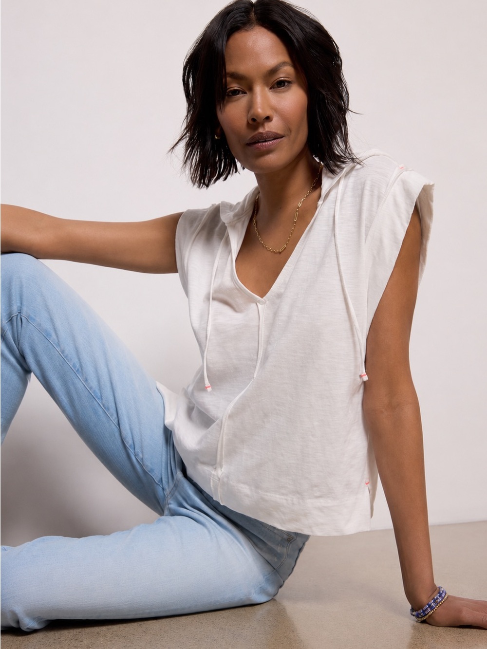 NEW Evereve White Sleeveless V-Neck Hoodie Top Size Large